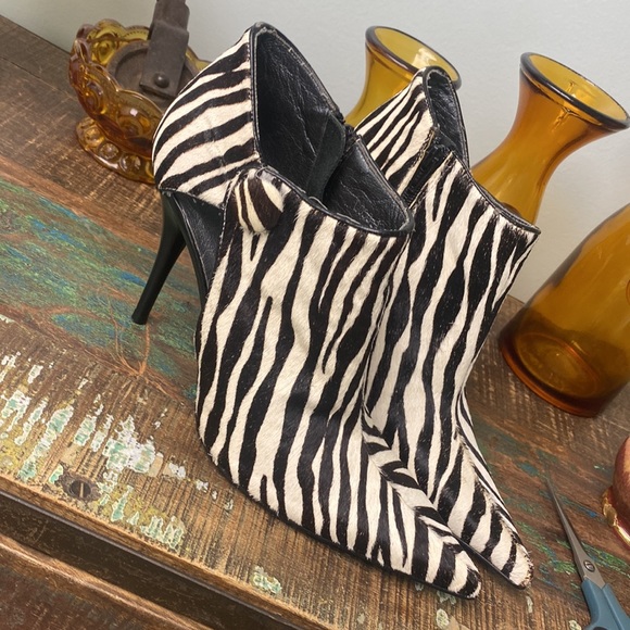 🦓🦓🦓 Zebra Print boots that I never wore size 8. 4-5 inch heels BRAND NEW - Picture 6 of 13
